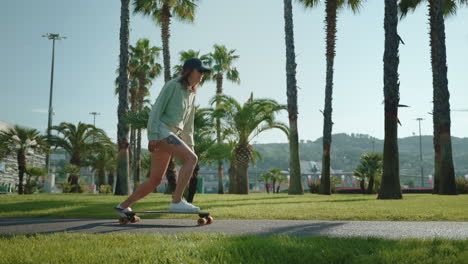 mujer patinando en el parque