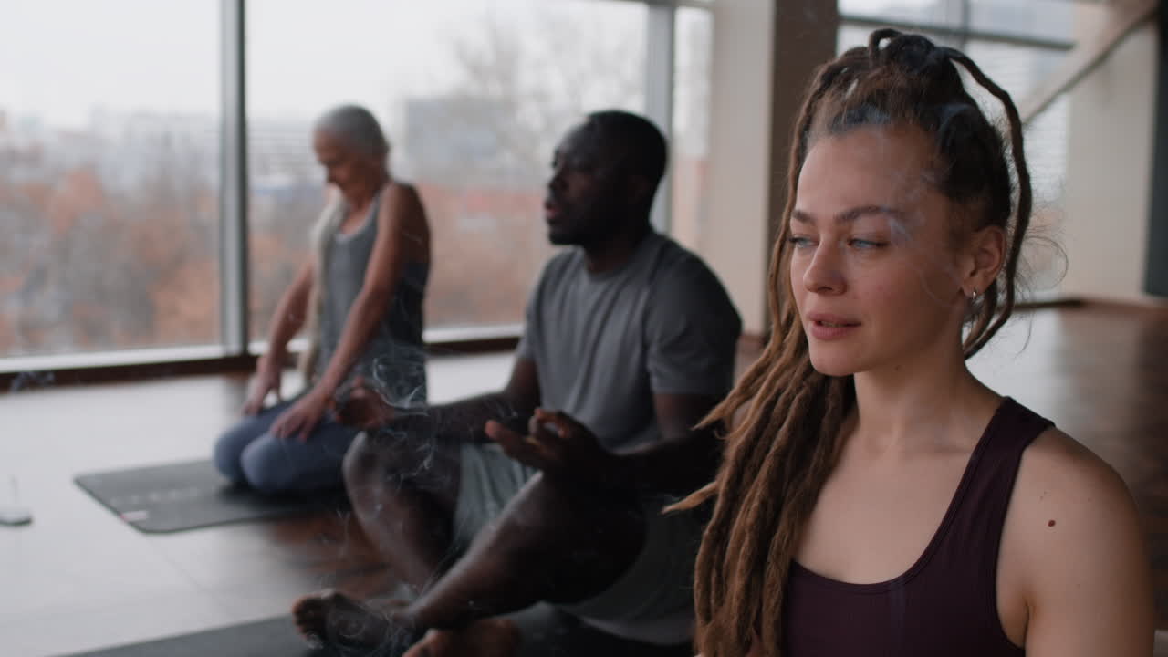 sesión de meditación en grupo