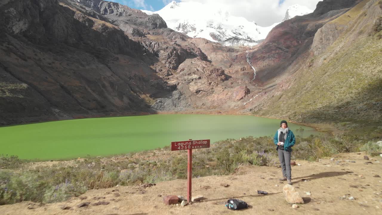 Shallap, lago verde nelle Ande peruviane, segnale e modello