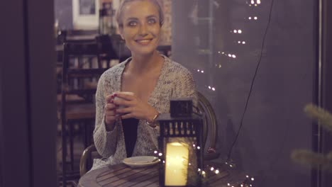 mujer soñadora tomando café