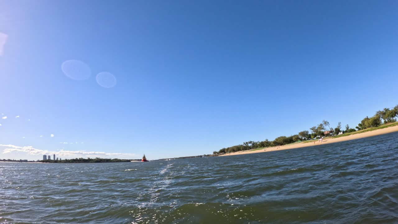 바다의 파도와 은 파란 하늘 아래의 해안선