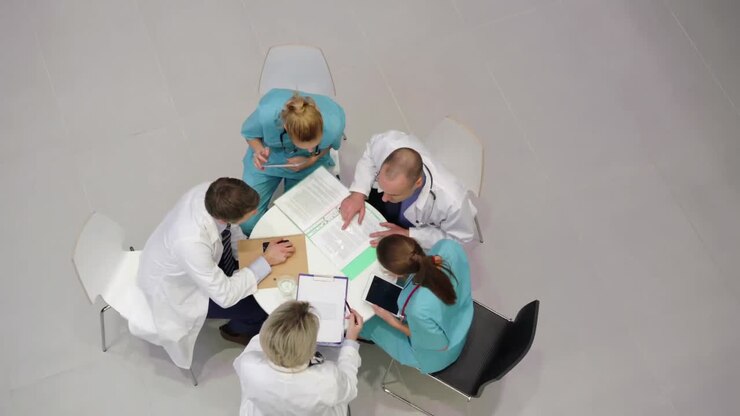 Un team di medici che tiene una riunione in sala conferenze