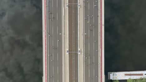 vista aérea de drones de corredores cruzando un puente en un maratón