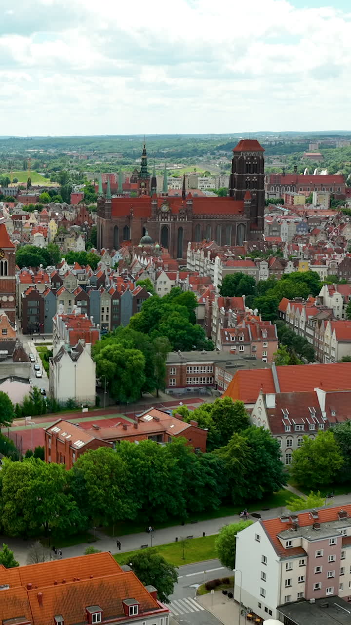 Una splendida immagine aerea verticale del centro storico di Danzica, in Polonia. Perfetta per contenuti di viaggio, storie sui social media o inquadrature di raccordo di una città europea.