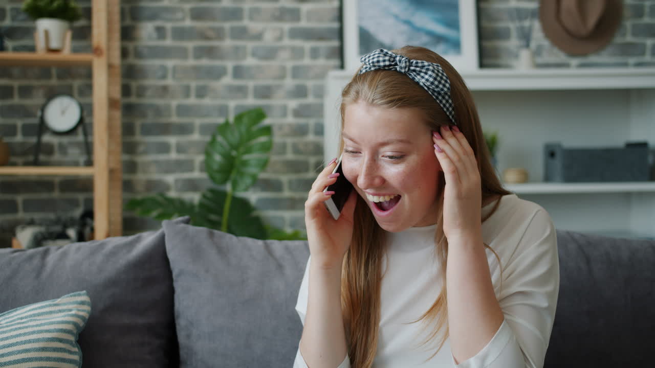 Donna che parla al telefono, felice ed entusiasta