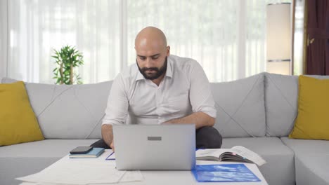 Der-Mann,-Der-Im-Homeoffice-Arbeitet,-Erhält-Gute-Nachrichten.