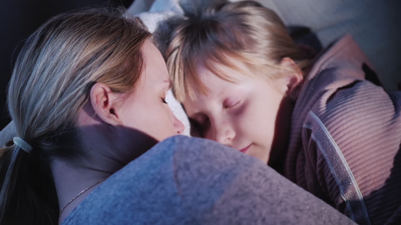Mamma dorme accanto al suo bambino