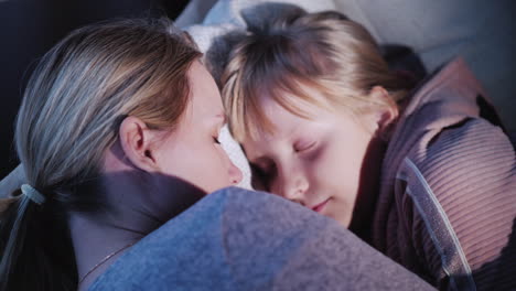 mamá duerme al lado de su bebé