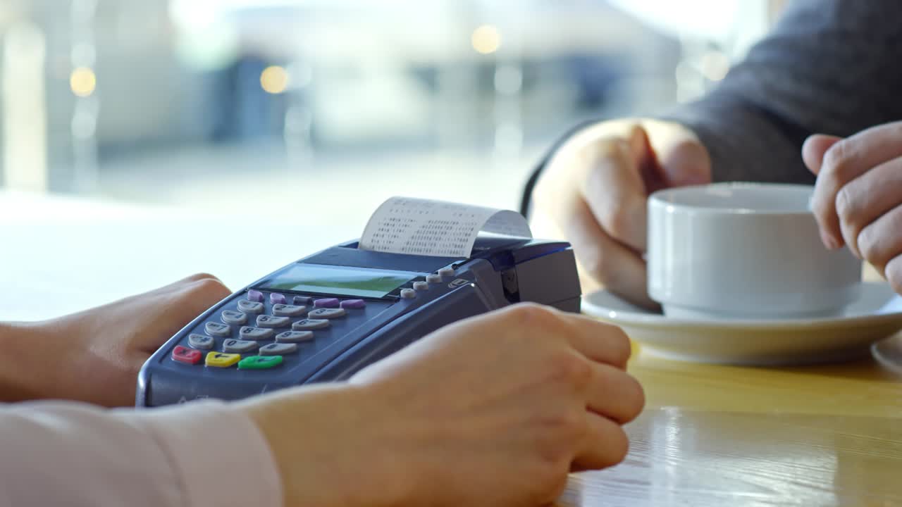 クレジットカードでコーヒーを支払う顧客