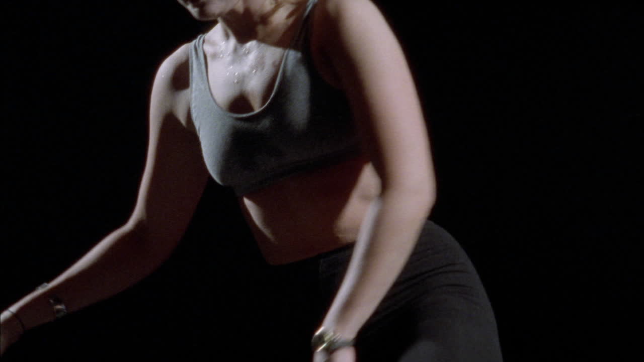 una mujer se inclina hacia adelante y se estira