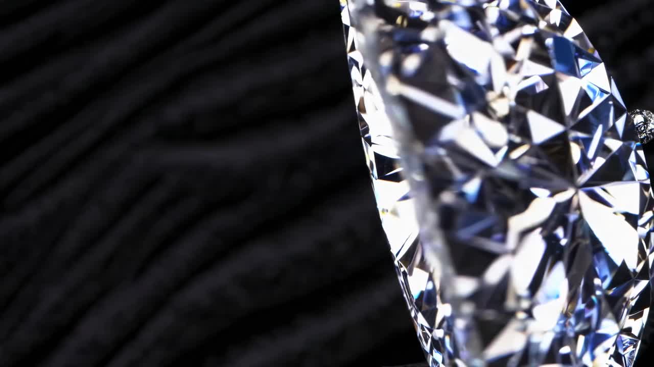 primer plano de exquisitos diamantes sobre un fondo negro