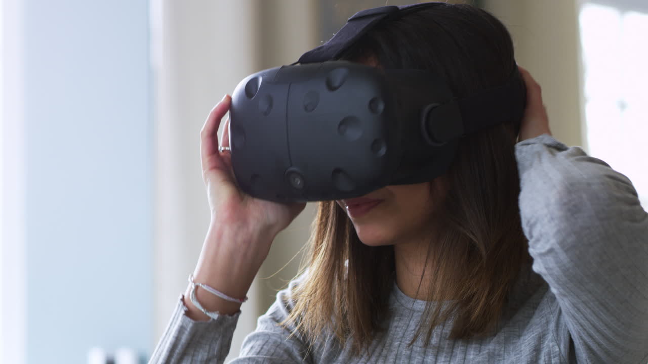mujer en casa con auriculares de realidad virtual filmada en r3d