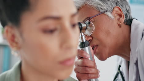 Atención-Médica,-Médico-Y-Examen-De-Oído-De-Mujer-Negra