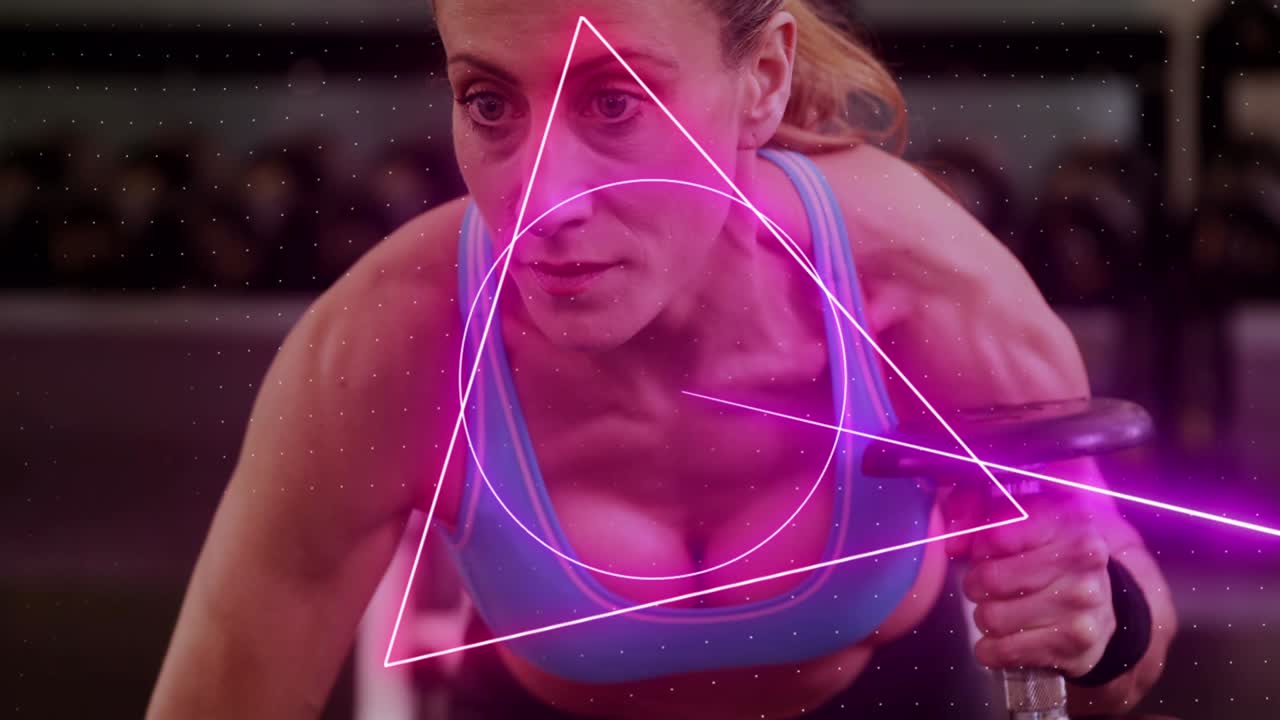 animación de un escáner de neón giratorio que procesa datos sobre una atleta ejercitándose con pesas
