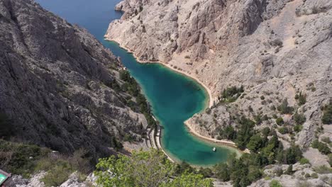 Ein-Baum-Auf-Steilen-Klippen-Enthüllte-Eine-Schmale-Bucht-Am-Fuße-Des-Velebit-Gebirges-In-Zavratnica,-Jablanac,-Kroatien