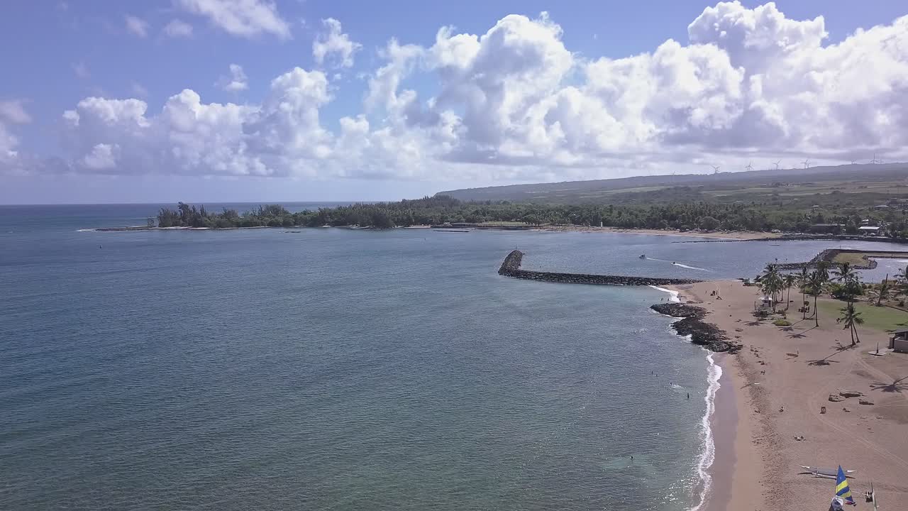 vista aérea de la bahía de waialua en haleiwa oahu en un día tranquilo y soleado