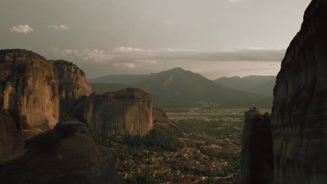 Epische-Luftaufnahme-Zwischen-Felsformationen-Von-Meteora,-Griechenland-Bei-Sonnenuntergang