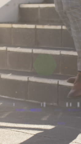 animación de luces brillantes sobre la sección baja del hombre de negocios caminando por las escaleras