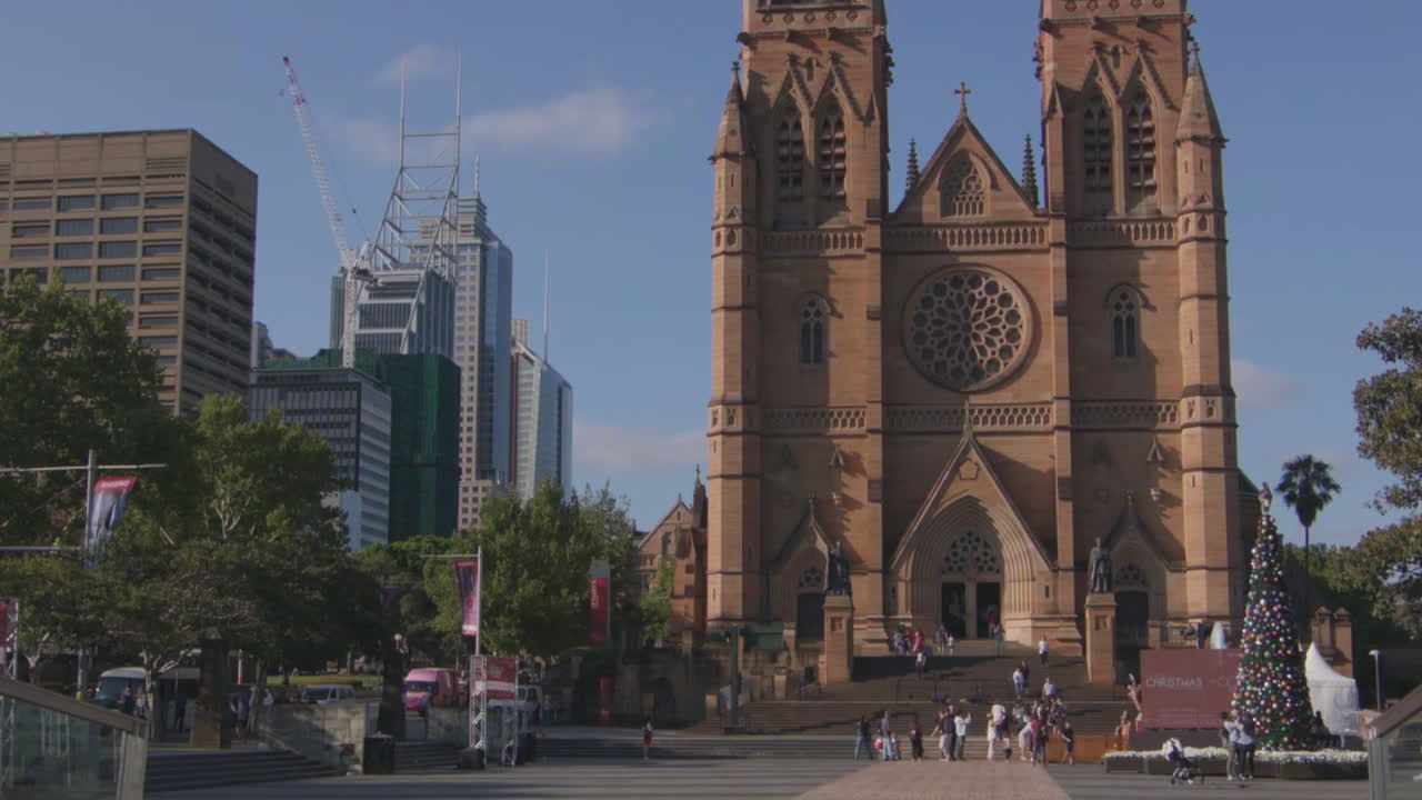 Panoramica verso il basso della Cattedrale di Sydney decorata durante il periodo natalizio di giorno in Australia.