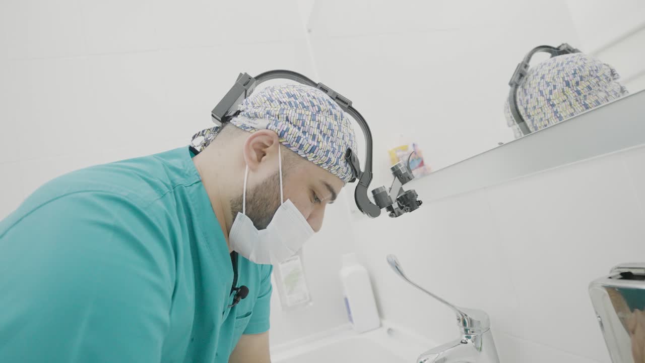 médico que se prepara para el procedimiento