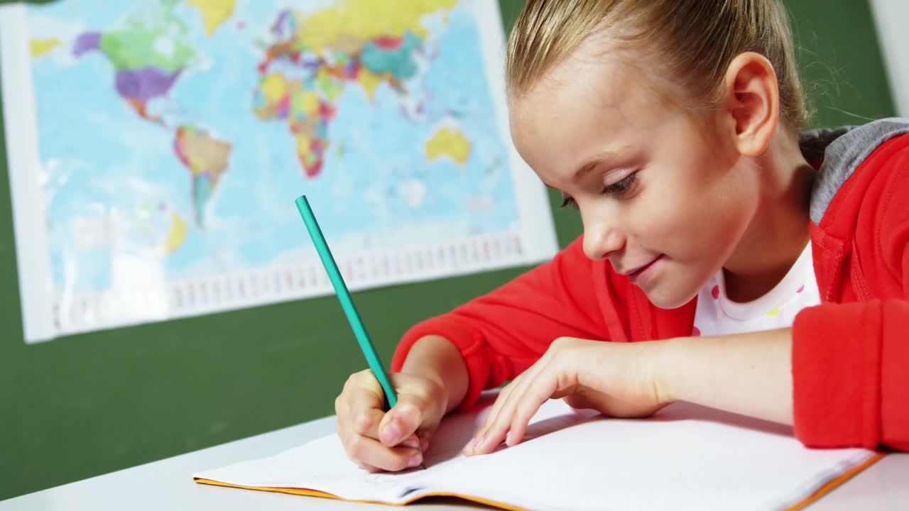 학교에서 교실에서 숙제를 하는 여학생