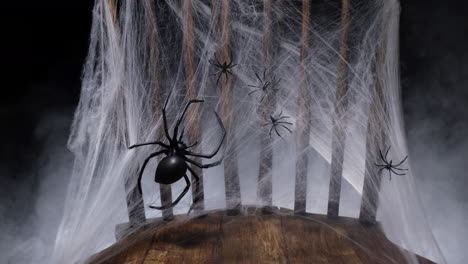 silla de terror de halloween, telaraña y humo de niebla en la oscuridad