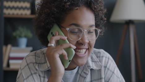 una mujer en una llamada telefónica.
