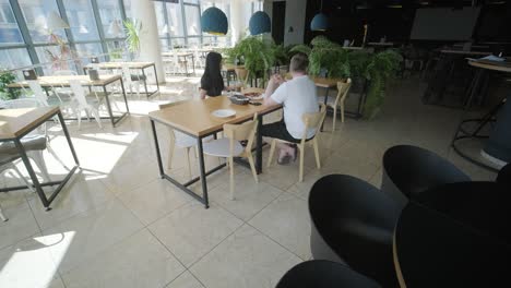 una pareja cenando en un café moderno.