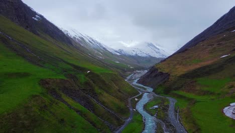 Eine-Atemberaubende-Bergreise-Und-Ein-Gewundener-Fluss