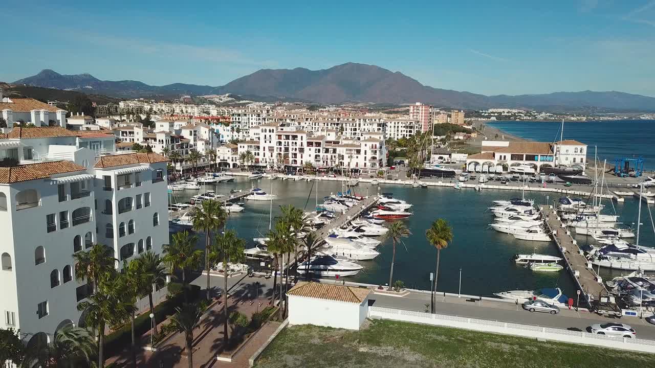 vista panorámica aérea del hermoso "puerto de la duquesa" en manilva-malaga