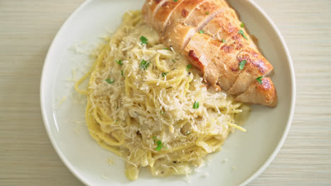 homemade-spaghetti-white-creamy-sauce-with-grilled-chicken