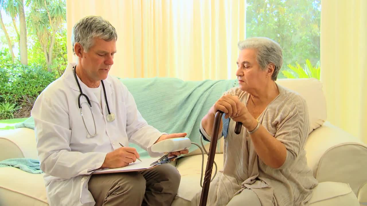 혈압 을 측정 하는 동안 환자 에게 질문 하는 의사