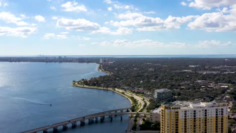 Ciudad-De-La-Bahía-De-Tampa-Costa-Del-Golfo-De-Florida---Drone-Aéreo-Estableciendo-Vista