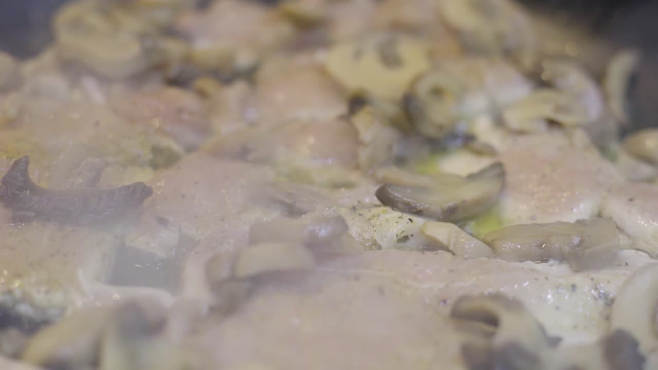 chuleta de pollo con crema y hongos, crema fresca, queso