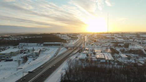 Luftaufnahme-Einer-Autobahn-Mit-Verkehr-Im-Winterschnee