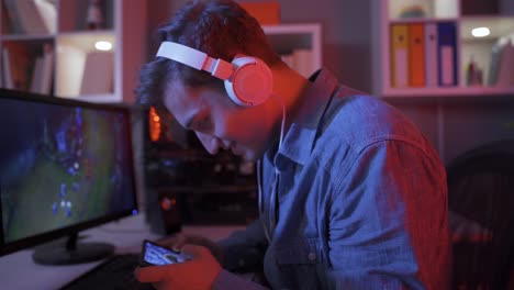 joven jugando juegos en el teléfono inteligente se enoja y pierde.