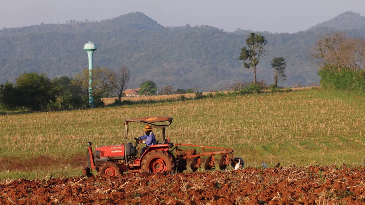 농업 트랙터 농촌 풍경에서 토양을 는