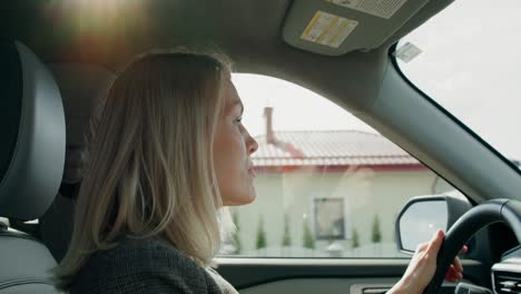 mujer conduciendo un coche en la ciudad