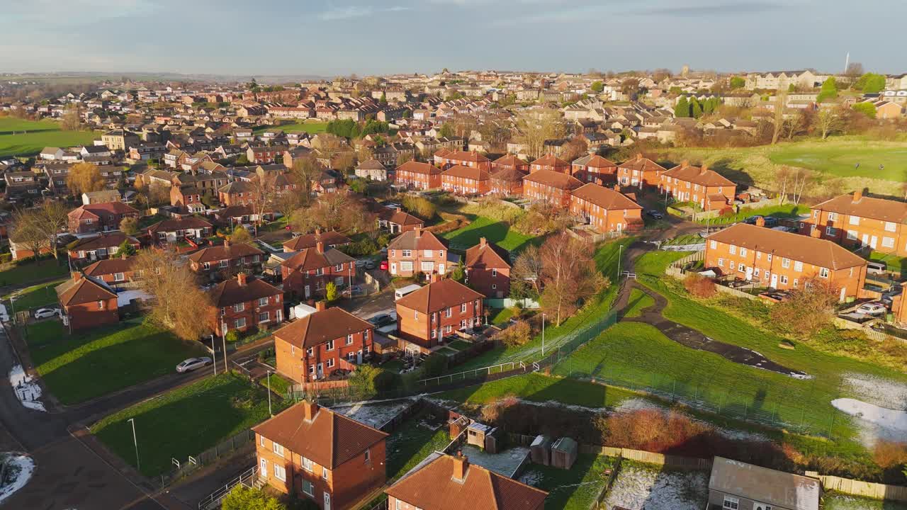 casas comunitarias de ladrillo rojo en terrazas en el reino unido