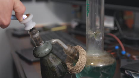 una gran calada de marihuana medicinal, la eliminación del cenicero y la exhalación de humo