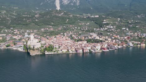 Castillo-De-Malcesine-En-La-Costa-Del-Lago-De-Garda-Y-Un-Pequeño-Pueblo-En-Verona,-Veneto,-Italia