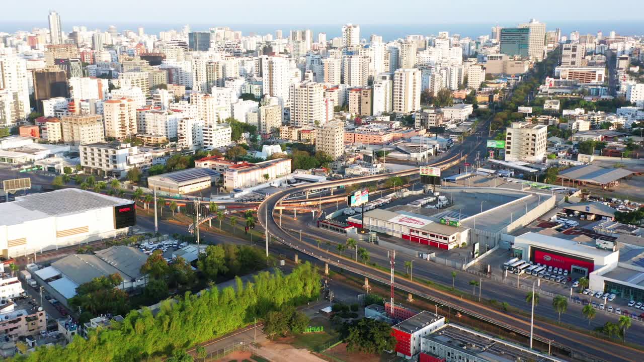 Ripresa aerea con drone della città di Santo Domingo in quarantena per il COVID-19.