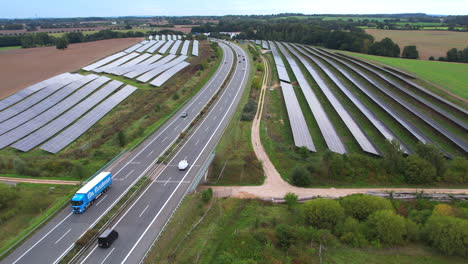 A-Lo-Largo-De-La-Autopista-A20-En-Mecklemburgo-Pomerania-Occidental-En-Alemania,-Hay-Un-Parque-Solar-Para-Generar-Electricidad.