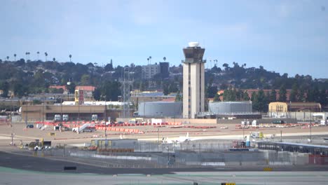 concurrida torre de control del aeropuerto internacional