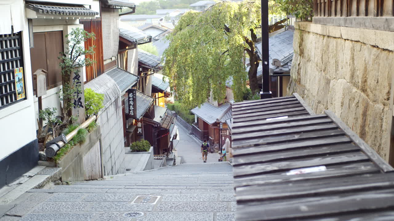 Schöne Stadttreppen, eine Person geht in der Ferne in Kyoto, Japan bei sanftem Licht.