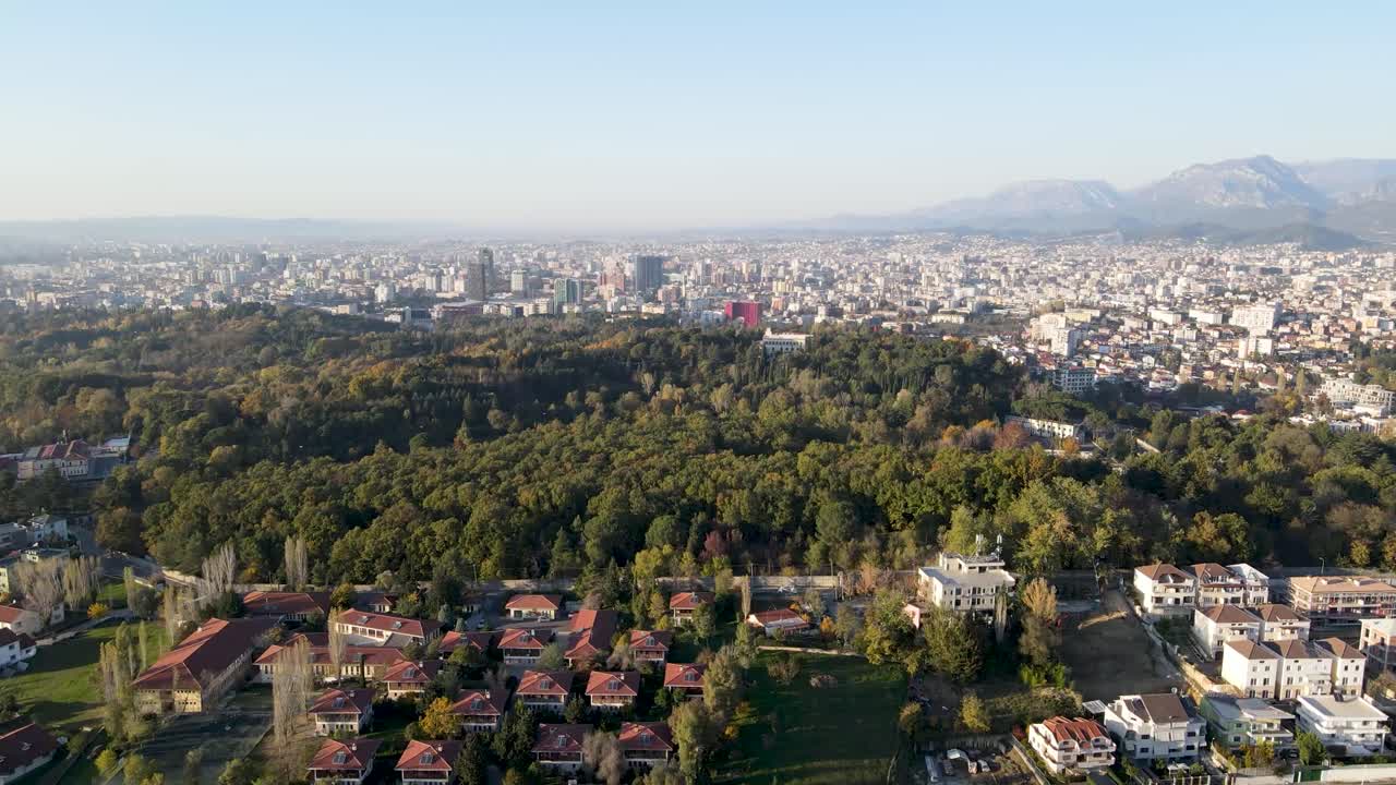 vista plana de la ciudad y las montañas con drones