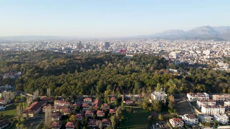 Flacher-Blick-Auf-Stadt-Und-Berge-Mit-Drohne