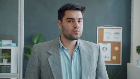 hombre de negocios en el cargo
