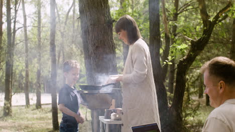 Glückliche-Nomadenfamilie,-Die-Gemeinsam-Zeit-Auf-Dem-Campingplatz-Im-Wald-Verbringt