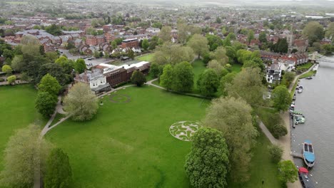 Higginson-Park-Marlow-Buckinghamshire-En-El-Río-Támesis-Reino-Unido-Imágenes-Aéreas-4k